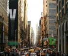 Yüksek binalar ve gökdelenler ile New York şehrinde bir sokak
